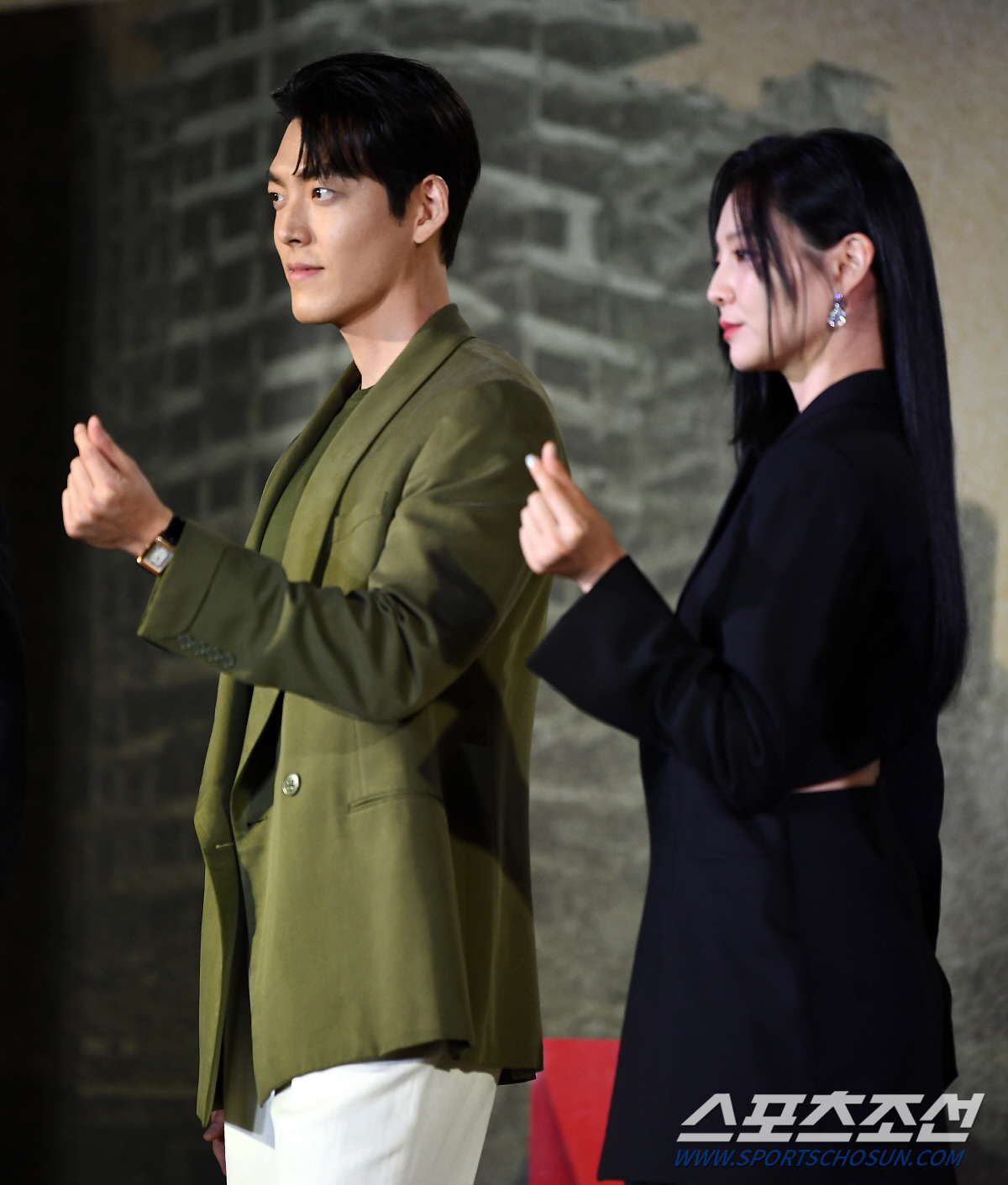 '택배기사' 김우빈 "데뷔작 함께한 이솜, 이번엔 러블리NO 강렬"