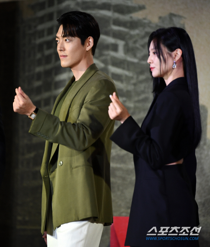 '택배기사' 김우빈 "이솜과 재회..'잘 살아남았구나' 싶어"