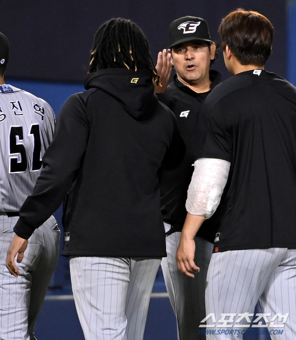 "공 하나 때문이 아니었다" 수베로가 뿔났다...S존 작심 항의, 쌓인 …