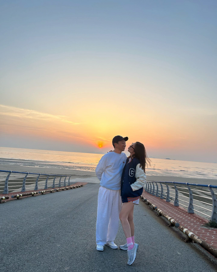 손담비♥이규혁, 신혼은 역시 다르네...꼭 붙어서 애정행각