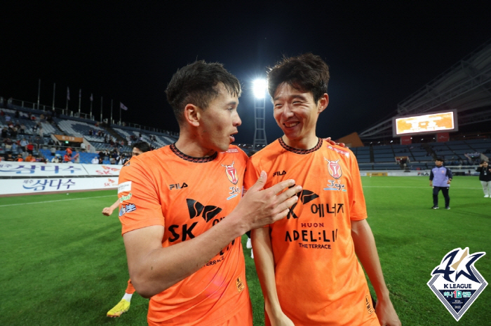 '폭소탄' 터뜨린 안현범 "이건 동료들 욕 좀 할게요. 20-20클럽 가…