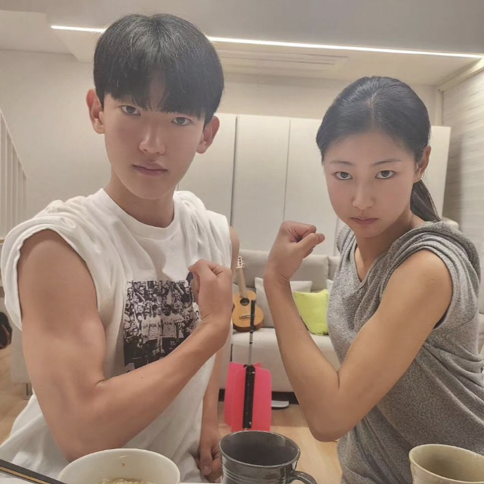 '아빠 어디가' 지아·지욱 남매 맞나요...놀라운 팔근육 "많이 두꺼워졌…