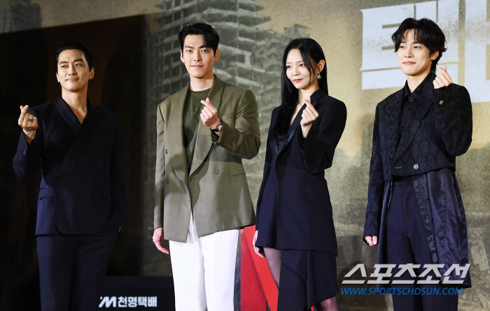 '택배기사' 올블랙 속 나홀로 카키..김우빈 "예뻐보이고 싶었다"