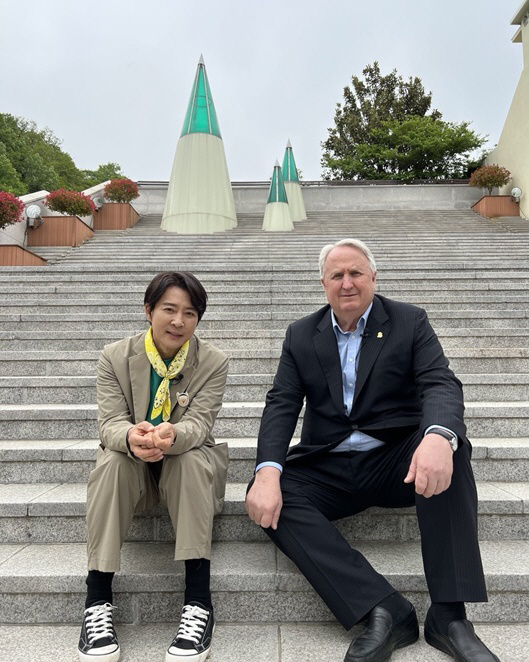 최수종, '특별귀화 1호' 인요한 만났다 "선한 영향력, 사랑합니다"