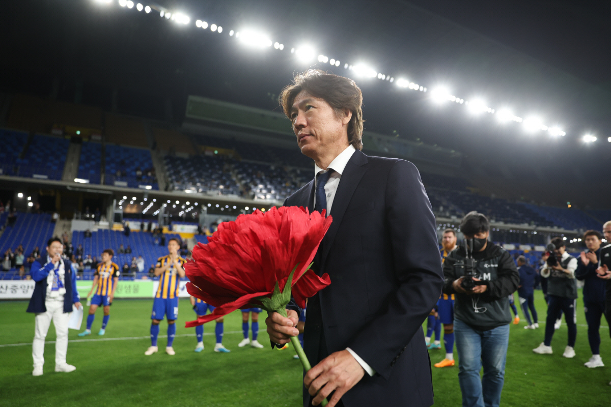"여긴 전쟁터" 홍명보 감독의 금기어는 '독주체제', 비결은 매경기 다른…