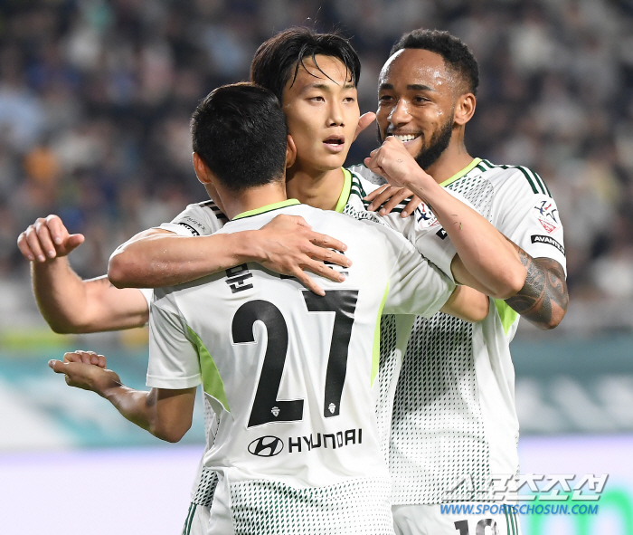 [현장리뷰]백승호 멀티골 전북, '병수볼 21초 만에 붕괴' 수원 삼성 …