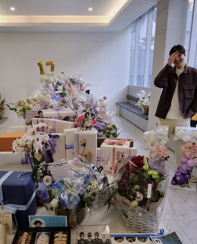 이민호, 겹경사에 '찐미소 발사'…절로 올라가는 입꼬리