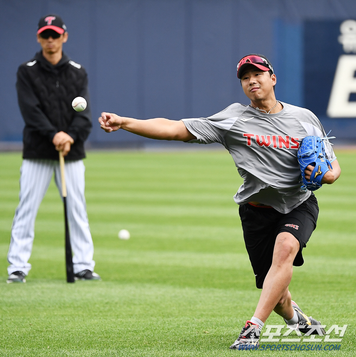 ML도 간다던 '광속 사이드암' 왜 평범한 투수로 전락했나 [김 용의 어…