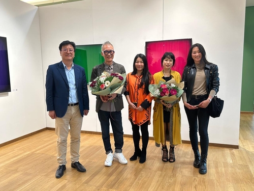 (브뤼셀=연합뉴스) 정빛나 특파원 = 김재환 주벨기에 한국문화원장(왼쪽)이 10일(현지시간) 벨기에 브뤼셀에서 대막한 한국 작가 5인 초대전 '유동하는 상상' 개막식에서 황석봉·송경아·김민우·권죽희 작가와 기념사진을 촬영하고 있다. 2023.5.10 [재판매 및 DB 금지]