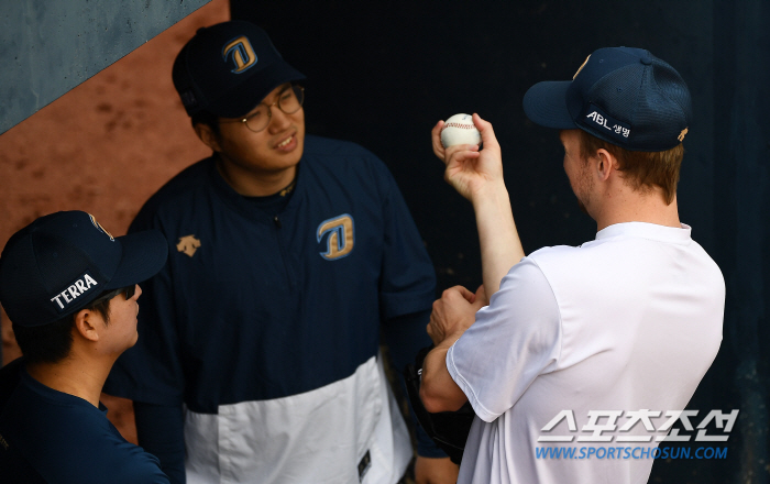 '자네도 던져보고 싶나?' 스위퍼 마스터 페디 찾은 구창모·임정호...'…