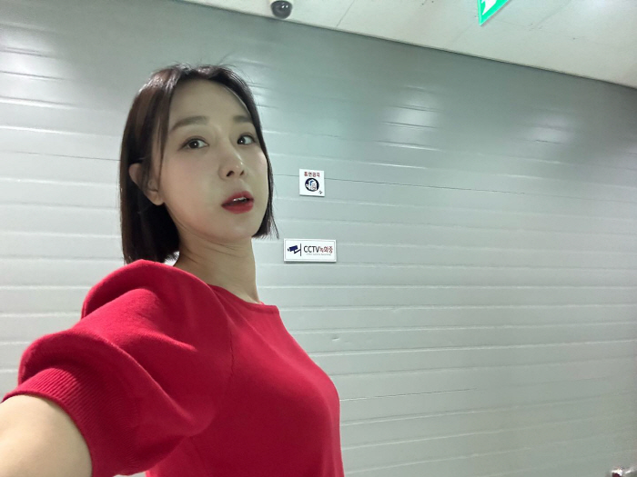 이지혜, 짧아진 머리 뽐내다가...'금연' 표지판에 뜨끔? "떼려야 뗄 …