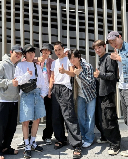 의리의 엑소, '군입대' 카이 위해 완전체 총출동