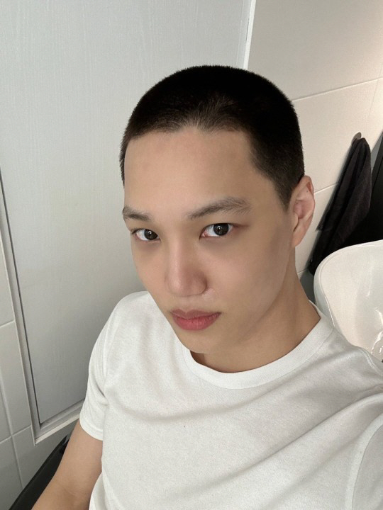 카이, 오늘(11일) 입소…까까머리로 인사 "원망하면 뭐해, 시간 금방 …