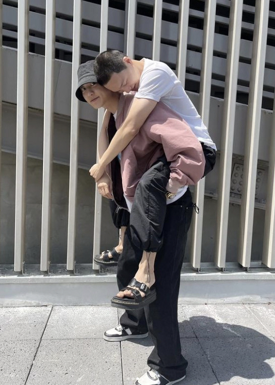 카이, 엑소 완전체 배웅 속 날벼락 입소 "다치지 말고 잘 다녀와♥"