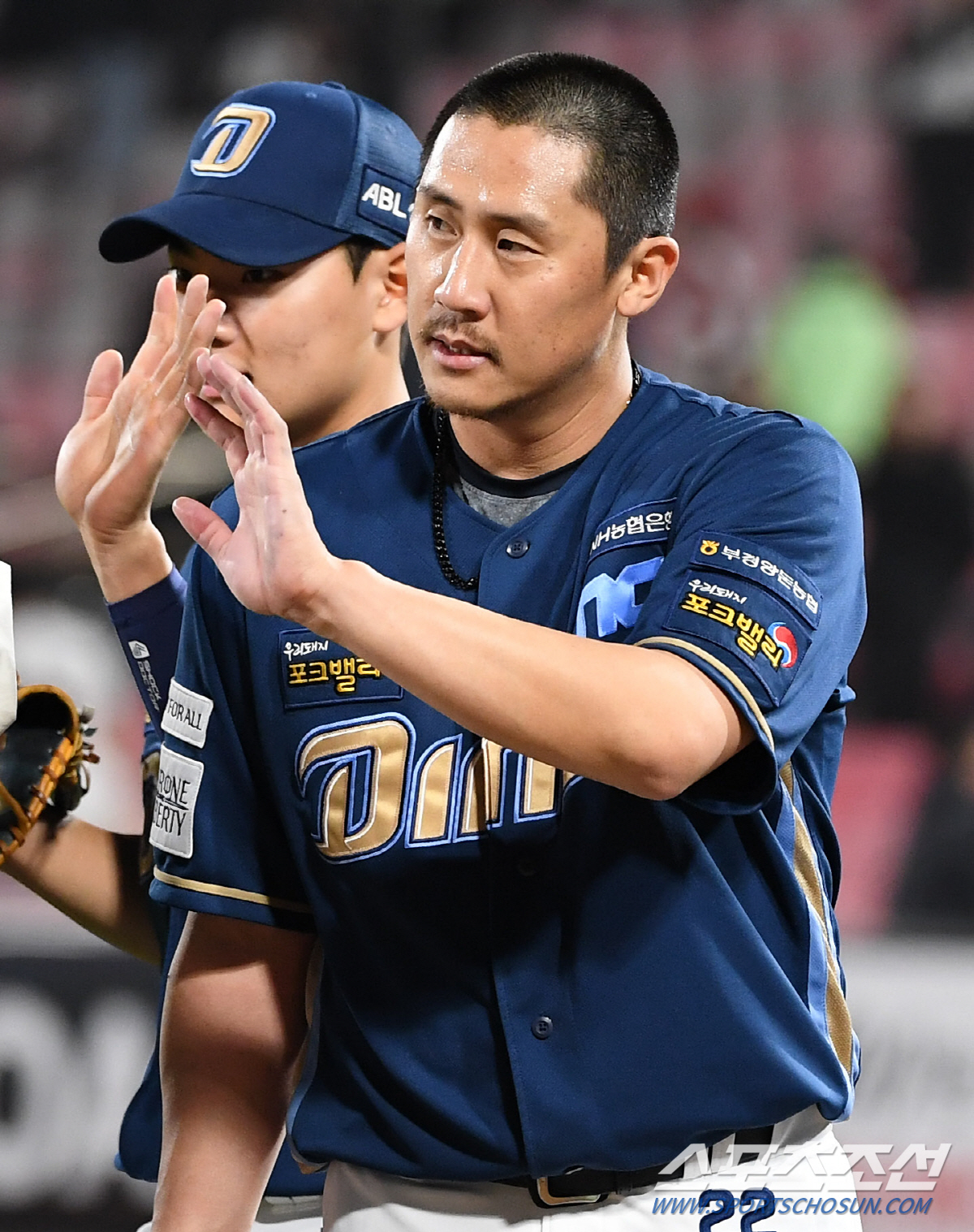 '삭발 투혼' 돌아온 마무리 이용찬...뒷문 걱정 지웠다 '정신 차리고 …