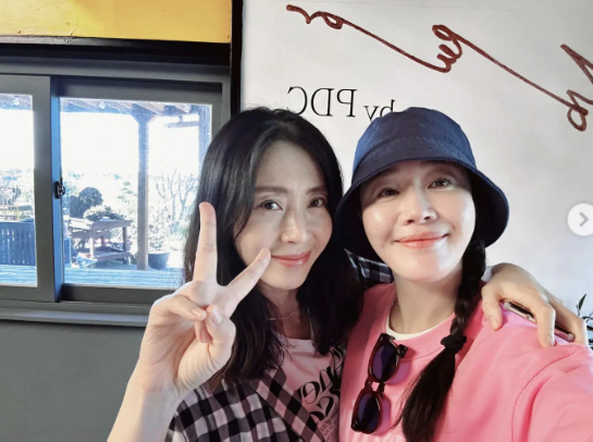 '설경구♥' 송윤아, 제주도에 카페 열더니 핫해…'엄지원·문정희'까지 방…