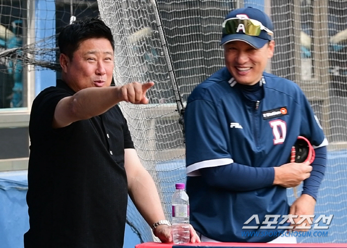 '감독 마음, 전 감독만 알지!' 경기전 머리 맞댄 김태형-이승엽 '전 …