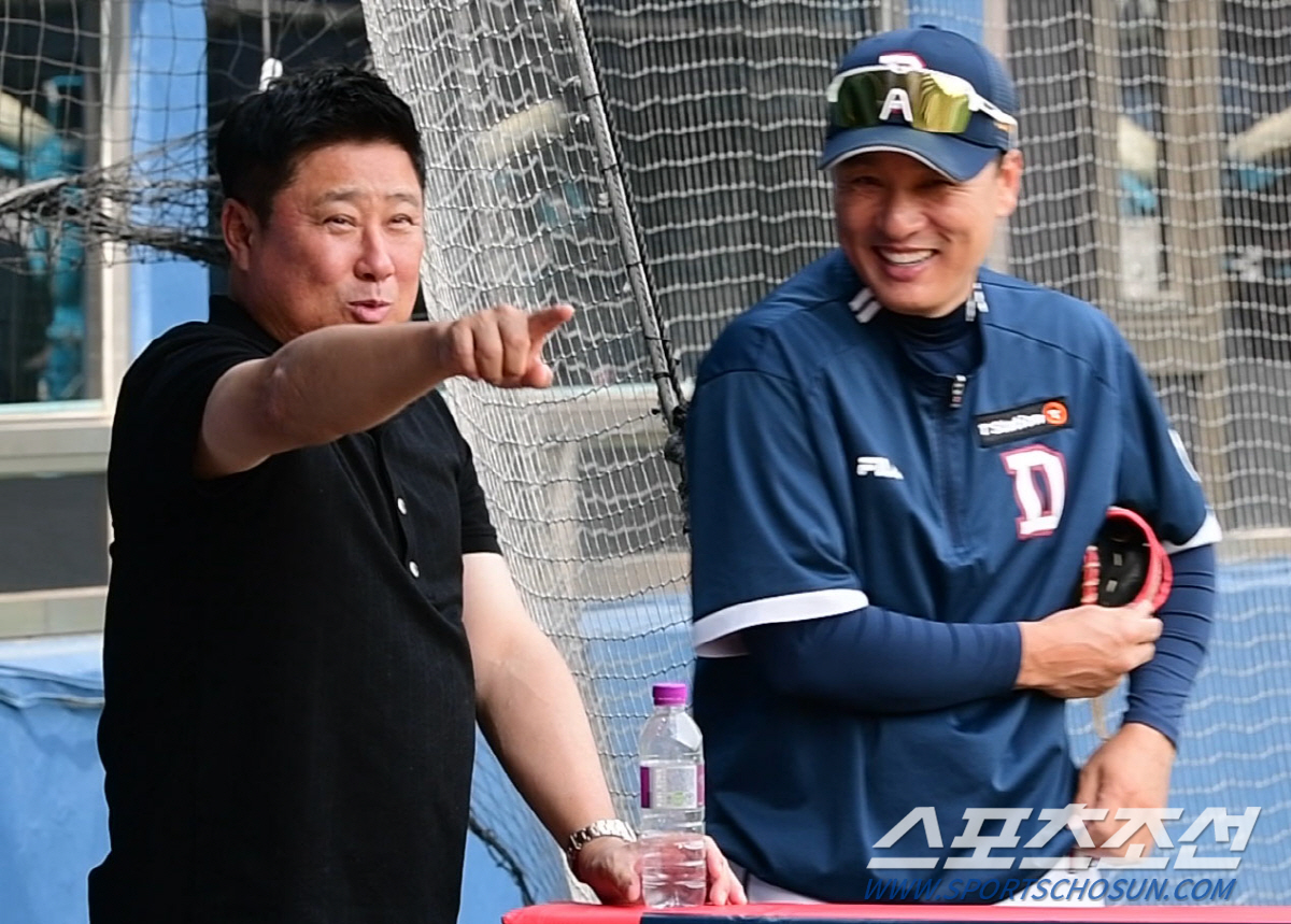'감독 마음, 전 감독만 알지!' 경기전 머리 맞댄 김태형-이승엽 '전 …