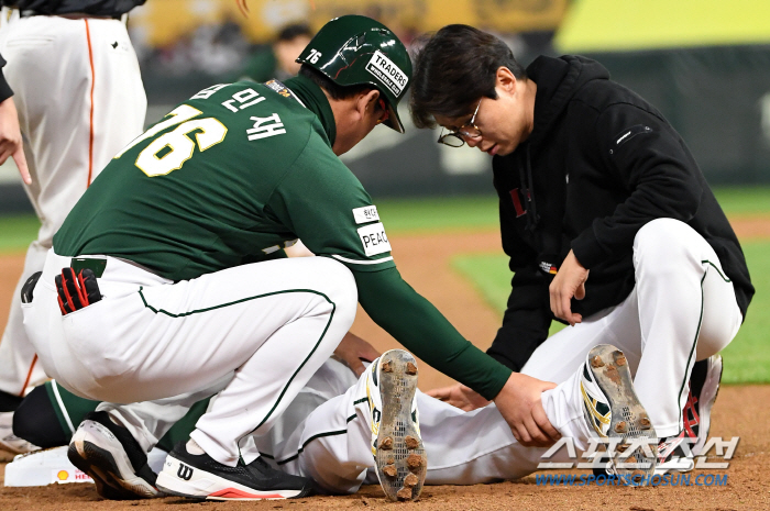 쓰러진 추신수, 주루 중 발목 통증…"상태 체크 후 병원 검진 결정"