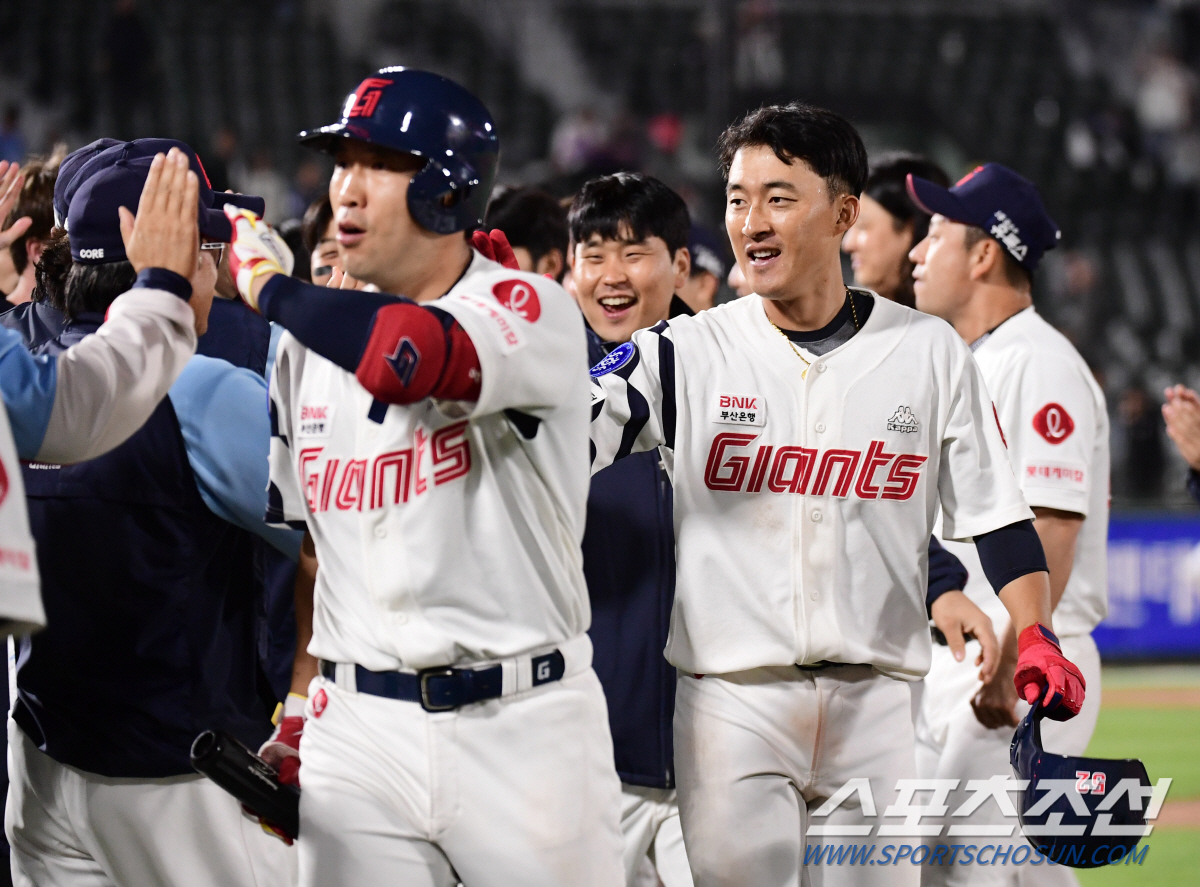 "이슬이 맺혀 있어서"…되찾은 롯데의 상승세, 자연도 도와주고 있다