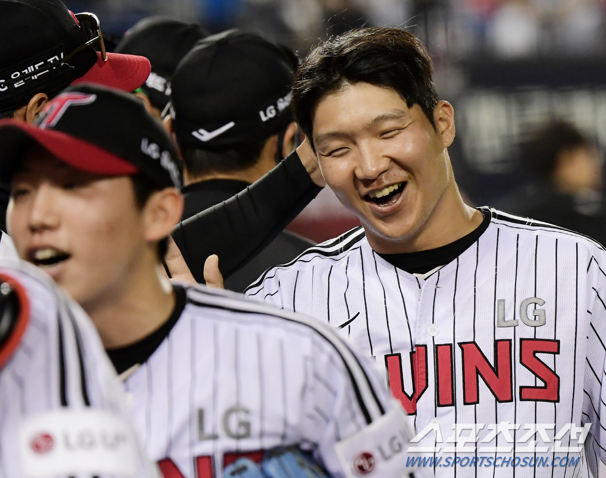 매 맞으며 시작한 문보경의 하루였지만...멘탈갑 신인 클로저 '사랑 고백…