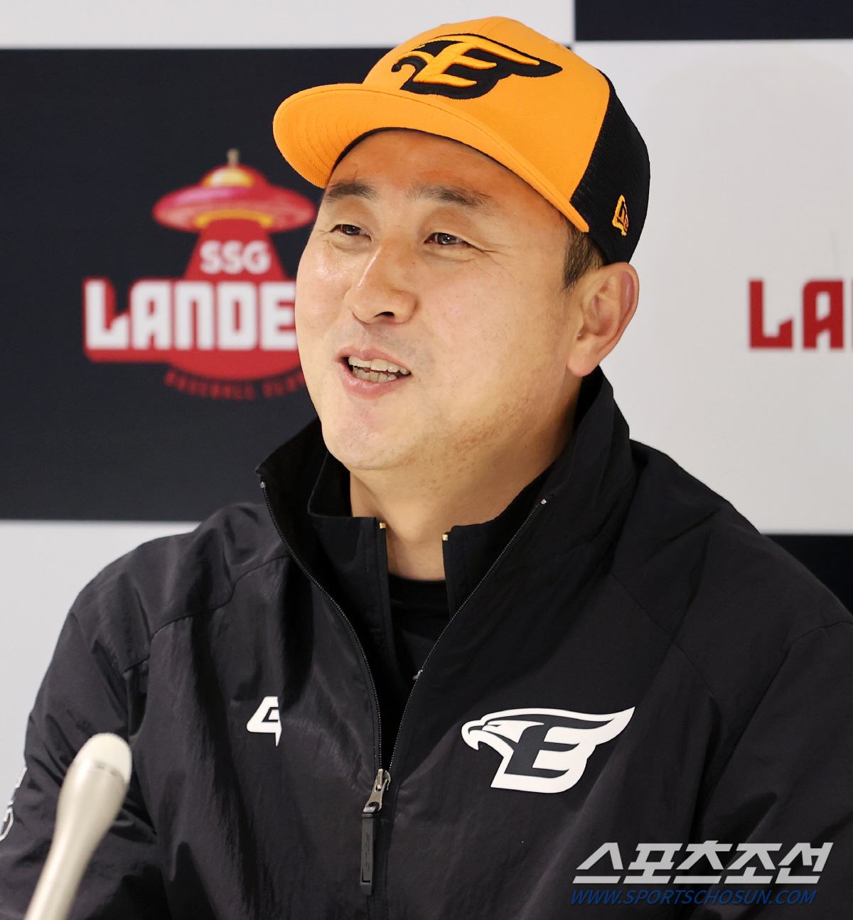 수베로 감독 경질→새 사령탑 최원호 감독의 미소...한화 선수단은 묵묵히…