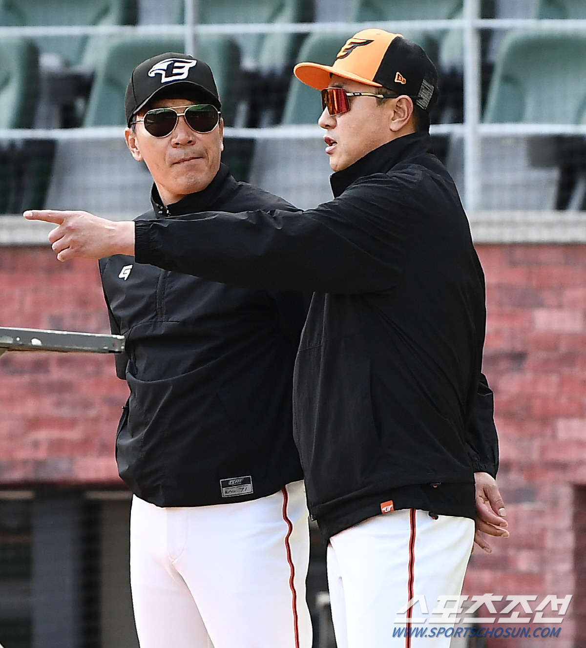 수베로 감독 경질→새 사령탑 최원호 감독의 미소...한화 선수단은 묵묵히…