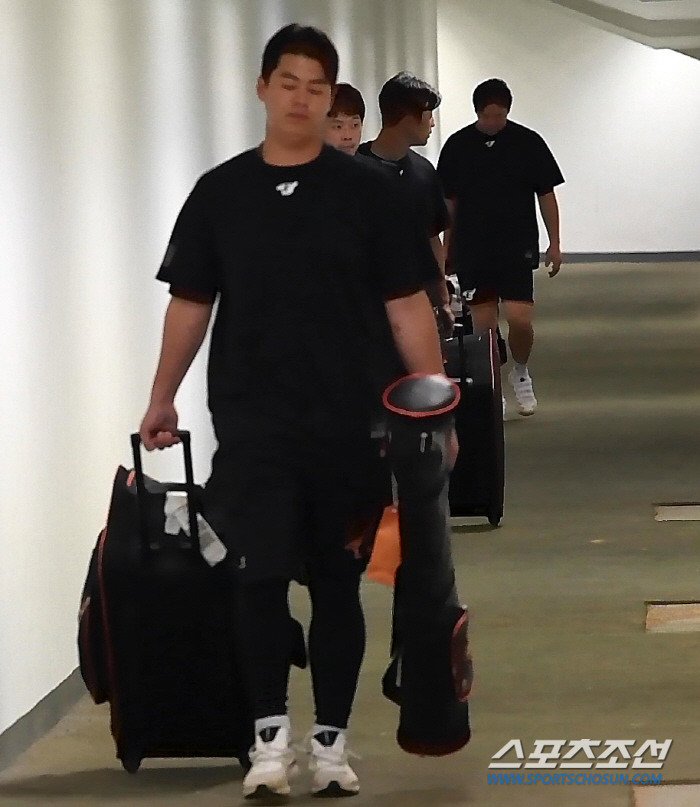 수베로 감독 경질→새 사령탑 최원호 감독의 미소...한화 선수단은 묵묵히…