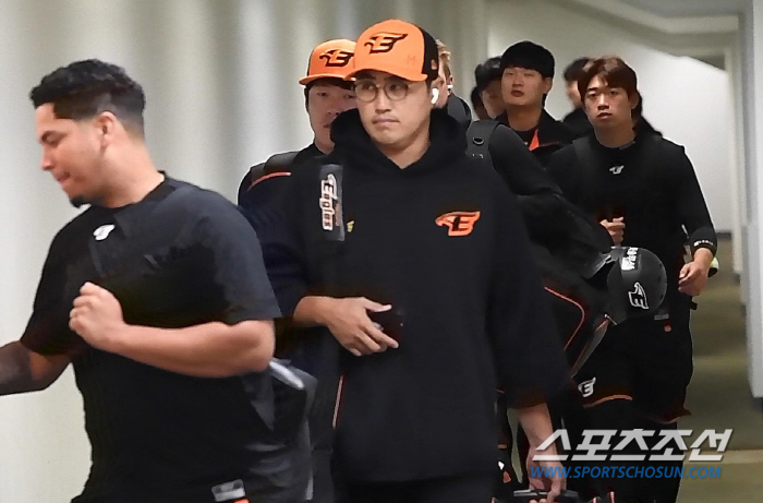 수베로 감독 경질→새 사령탑 최원호 감독의 미소...한화 선수단은 묵묵히…