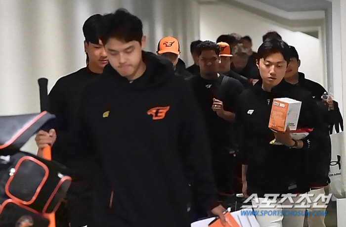 수베로 감독 경질→새 사령탑 최원호 감독의 미소...한화 선수단은 묵묵히…