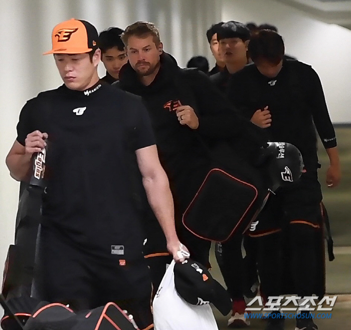수베로 감독 경질→새 사령탑 최원호 감독의 미소...한화 선수단은 묵묵히…