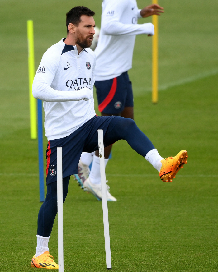 발끈한 '메시 동료' 테베즈, PSG 작심 맹비난 "쉬는 날 여행갔다고 …