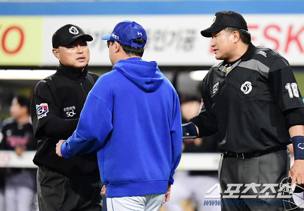 '글러브로 손을 밀어냈는데 아웃?' 억울한 박진만 감독, 첫 비디오판독 …