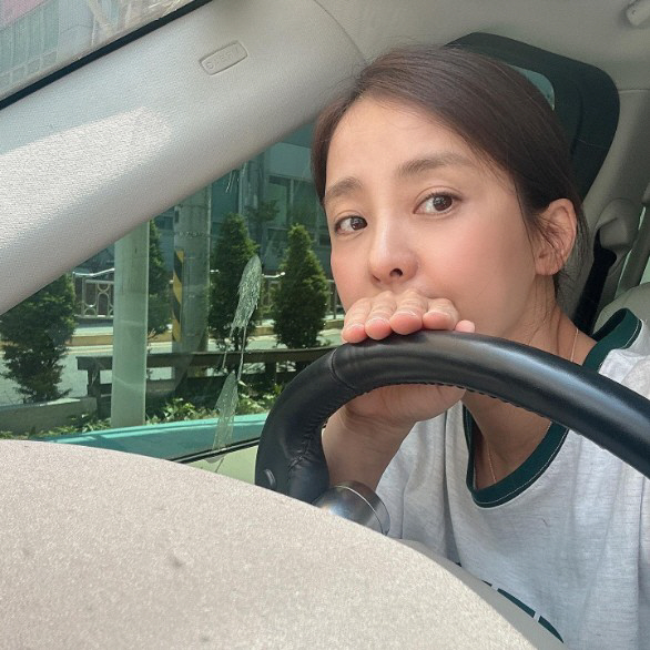 박은혜, 차 유리창에 '새똥 테러'…"좋은 일이 생기려나"