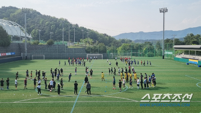 '모두의 축구장,모두의 K리그' 시즌3 개봉박두…유튜버 '고알레'와 함께 SOK K리그 통합축구 클리닉, 실력 쑥쑥-재미도 쑥쑥