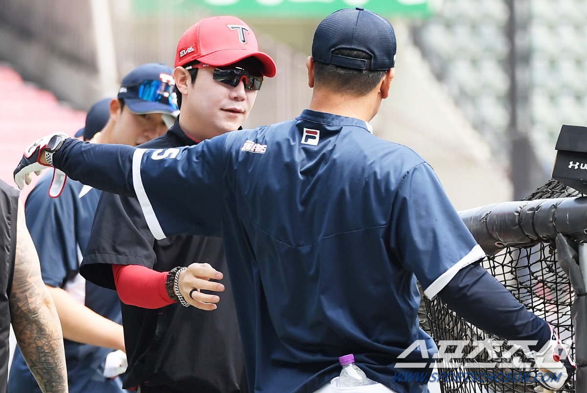 옛 주장 품에 안긴 대투수 양현종, '주찬이 형 보고 싶었어요' [잠실현…