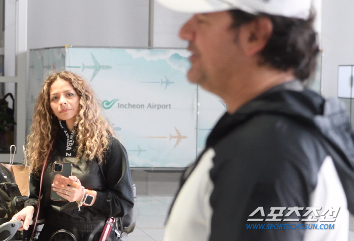 눈시울 붉힌 아내, 통역은 울컥...수베로의 작별인사 "우승파티에 나를 …