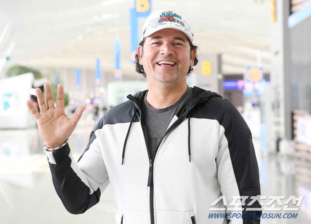 눈시울 붉힌 아내, 통역은 울컥...수베로의 작별인사 "우승파티에 나를 …