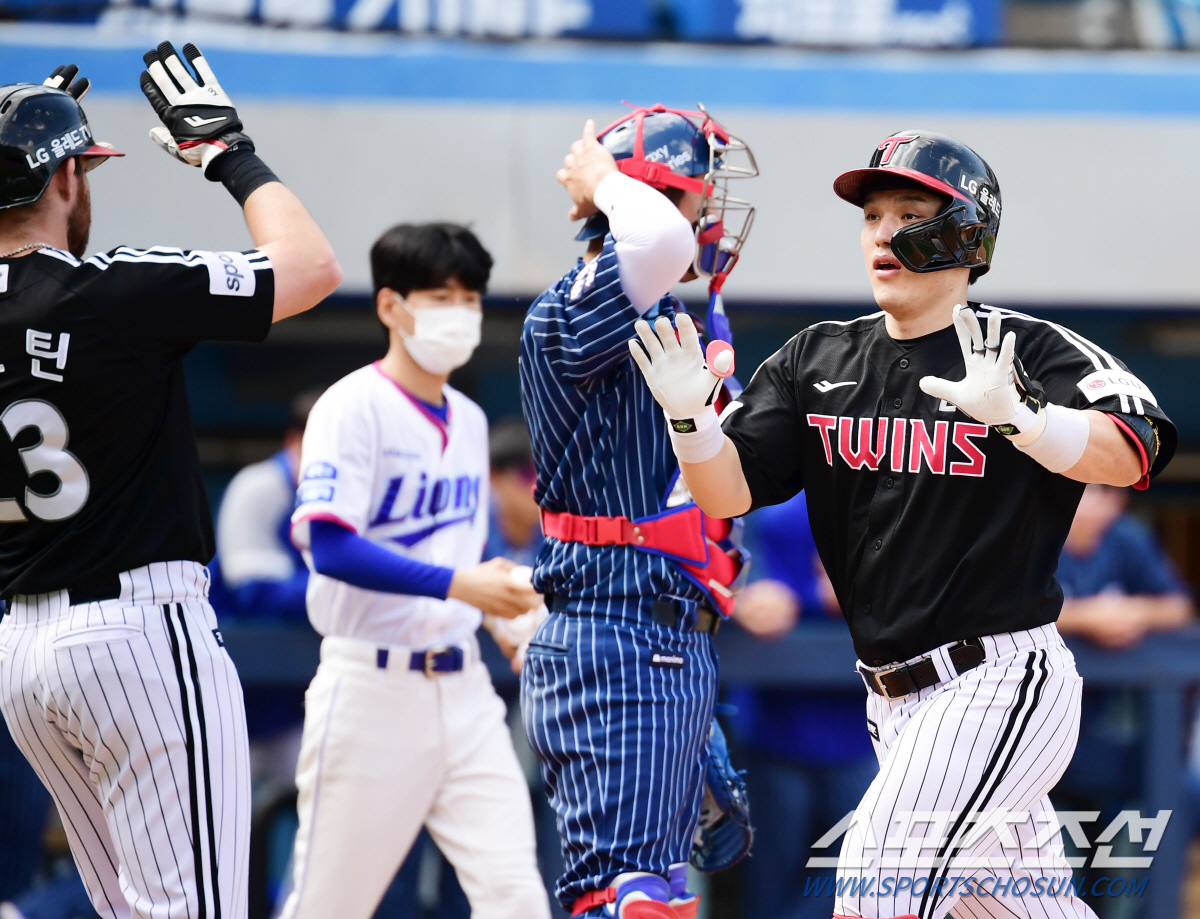 '박동원 시즌 9호포 4타점' 에이스 맞대결 총력전, LG가 웃었다...…
