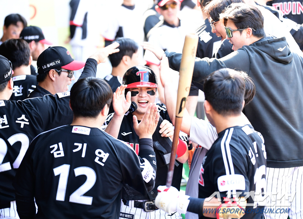 '박동원 시즌 9호포 4타점' 에이스 맞대결 총력전, LG가 웃었다...…