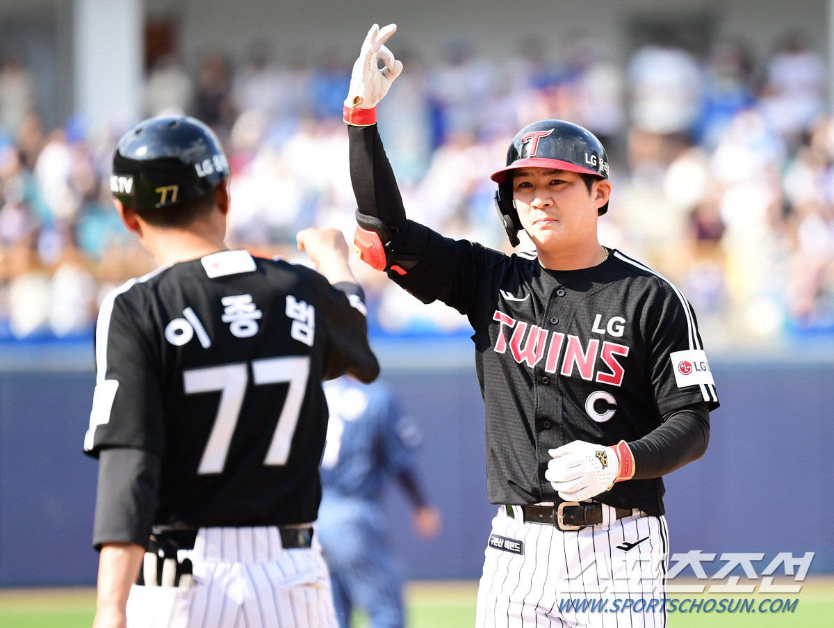 '박동원 시즌 9호포 4타점' 에이스 맞대결 총력전, LG가 웃었다...…
