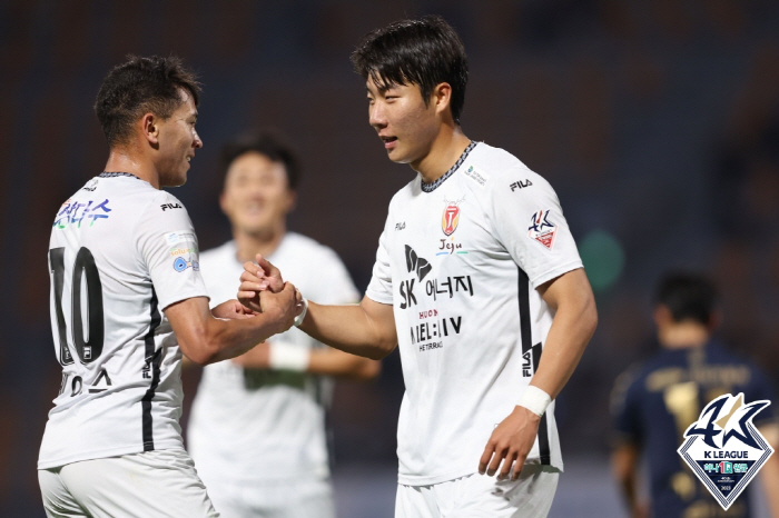 [현장리뷰] 서진수 멀티골+3골 제주, 수원FC 5대0 격파. 파죽의 5…