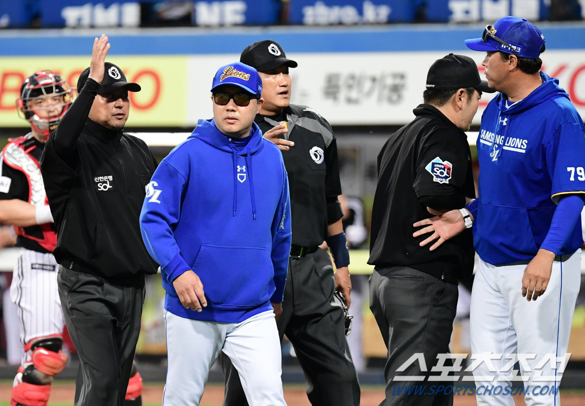 '밀었든, 밀렸든' 박진만 첫 퇴장 부른 논란의 태그, 의도는 선수만 안…