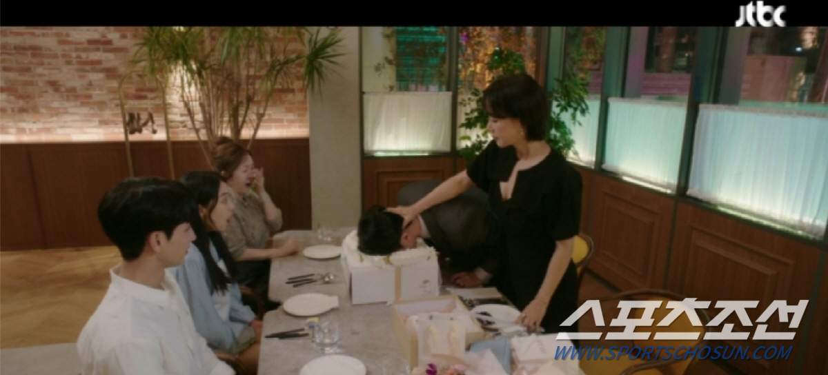 [종합]'차정숙' 엄정화, 김병철 얼굴을 케이크에 처박았다!…'전세역전'…