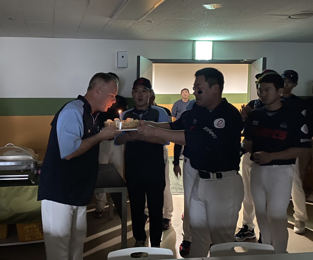 '해피 버스데이!' 53번째 생일맞이 위닝시리즈에 함박웃음…"모두가 내 …