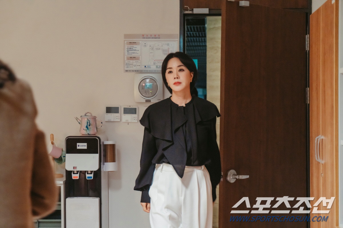 '닥터 차정숙' 엄정화 vs 명세빈, '숨멎' 대치…둘 사이에서 김병철의…