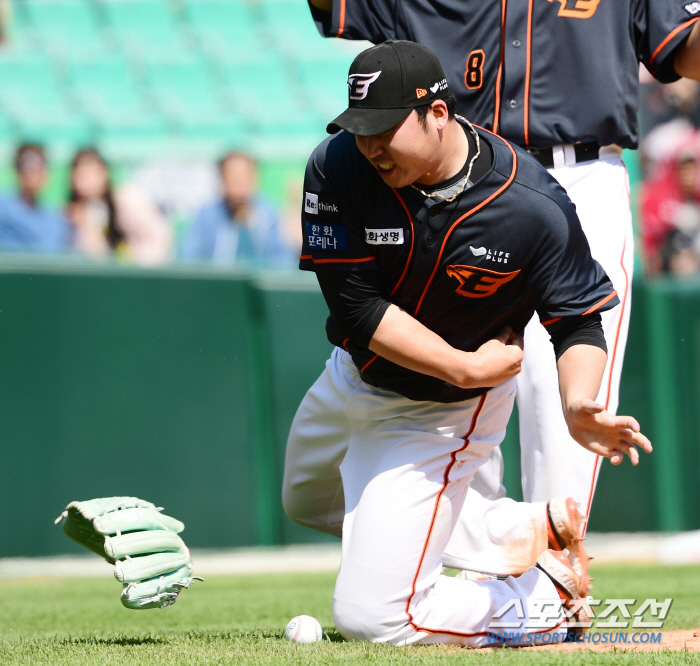 [인천리포트]도루실패 정은원 전격교체-타구부상 김민우의 글러브 패대기울분…