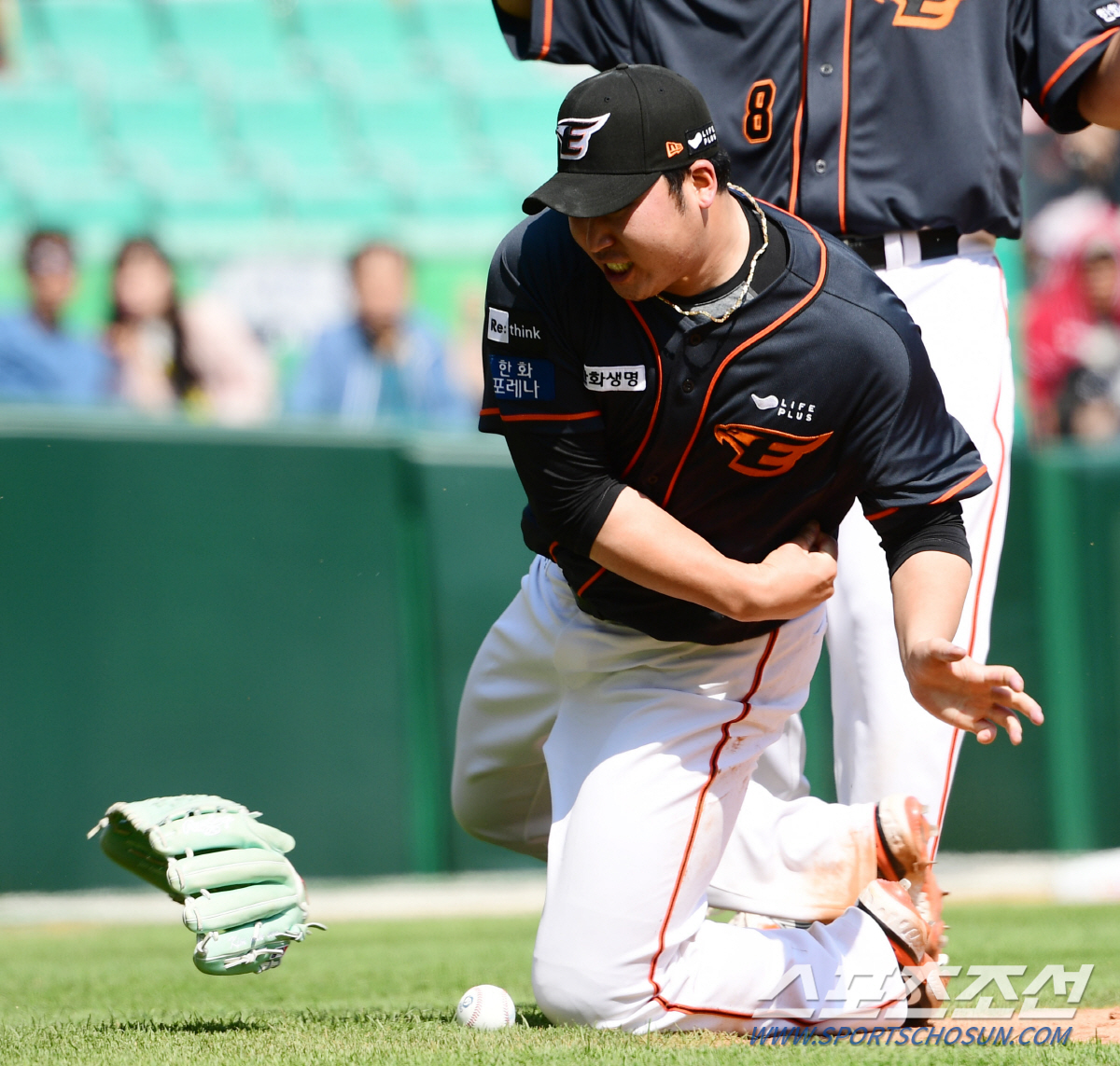 2023 KBO리그 SSG랜더스와 한화이글스의 경기가 14일 인천SSG랜더스필드에서 열렸다. 한화 선발 투수 김민우가 SSG 4회말 1사후 에레디어의 타구에 어깨를 맞은 후 폭발하고 있다. 인천=최문영 기자deer@sportschosun.com /2023.05.14/