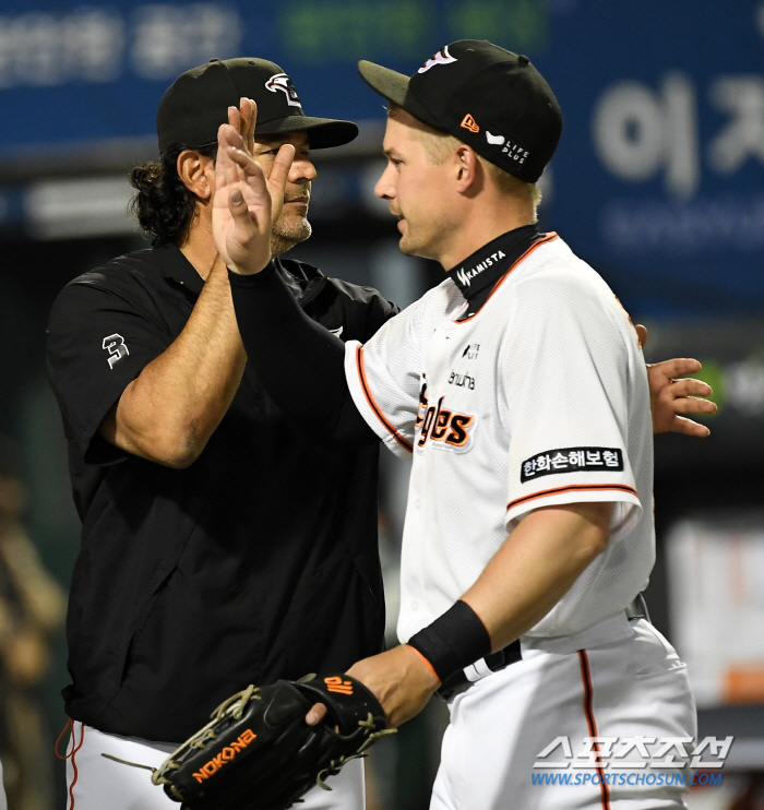 '0홈런 타율 0.125' 90만 달러 오그레디 향한 인내심은 어디까지?…