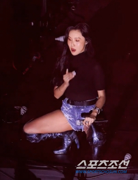 [종합]화사, '19금 퍼포먼스'로 외설 논란. 다리 벌리고 특정 부위를…